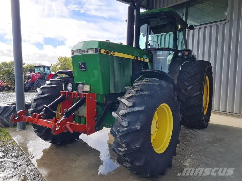 John Deere 4255 Traktorji