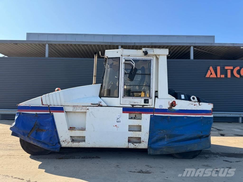 CAT PS-300B Kolesni valjarji s pnevmatikami