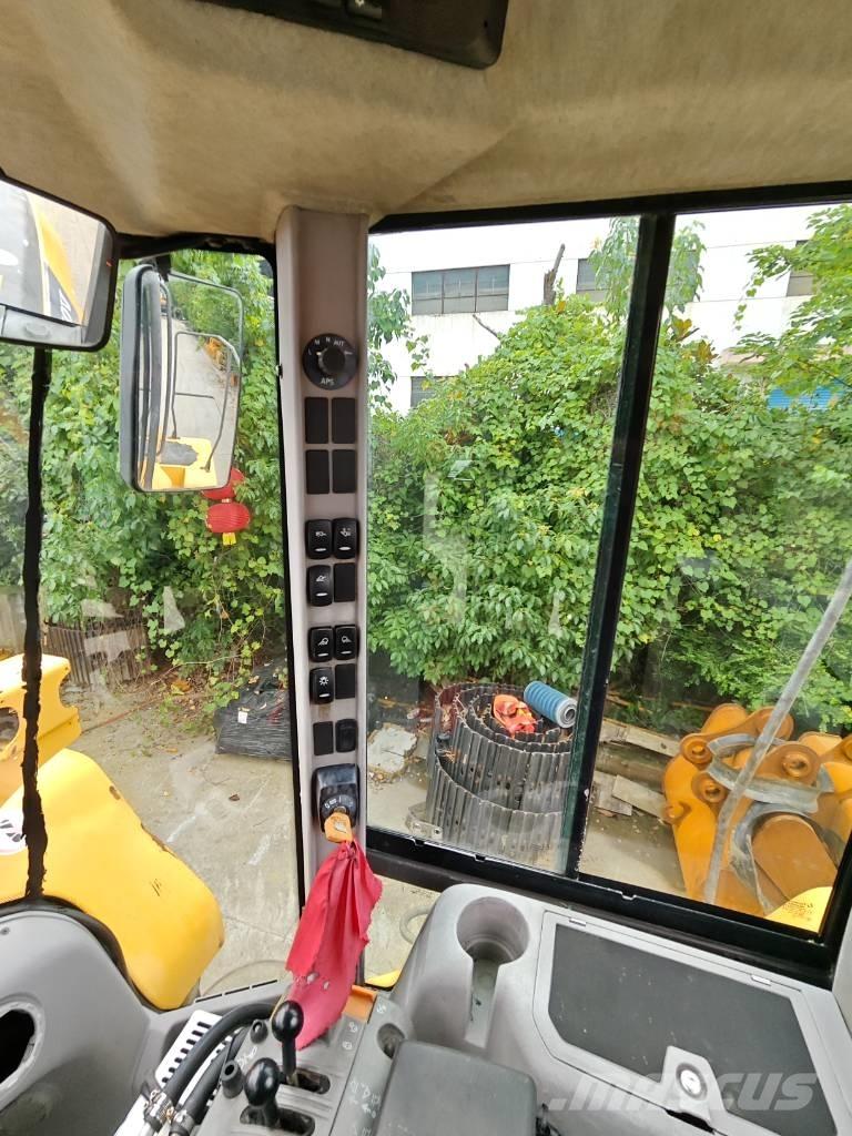 Volvo L 120 Kolesni nakladalci
