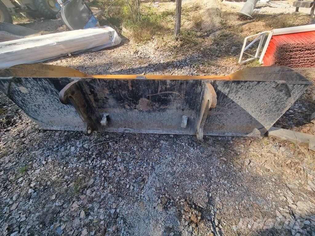 CAT 908M -2015 Kolesni nakladalci