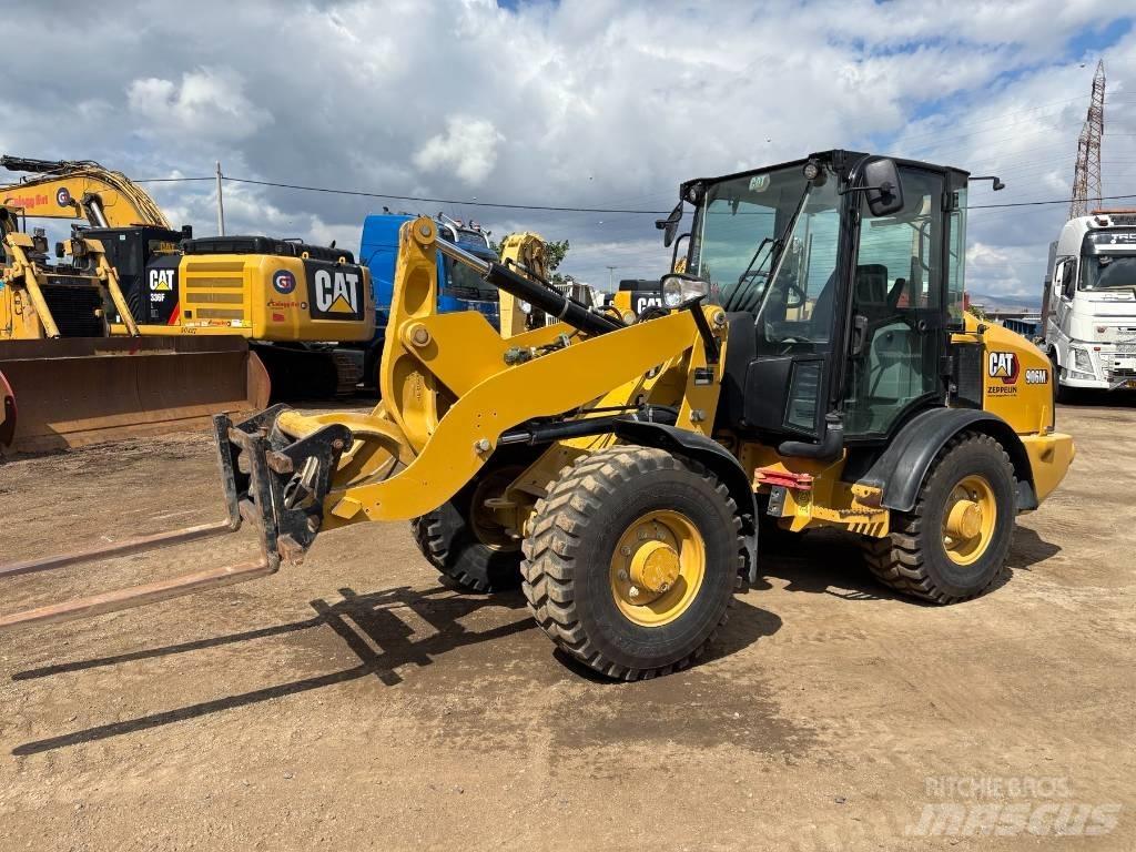 CAT 906 M Kolesni nakladalci