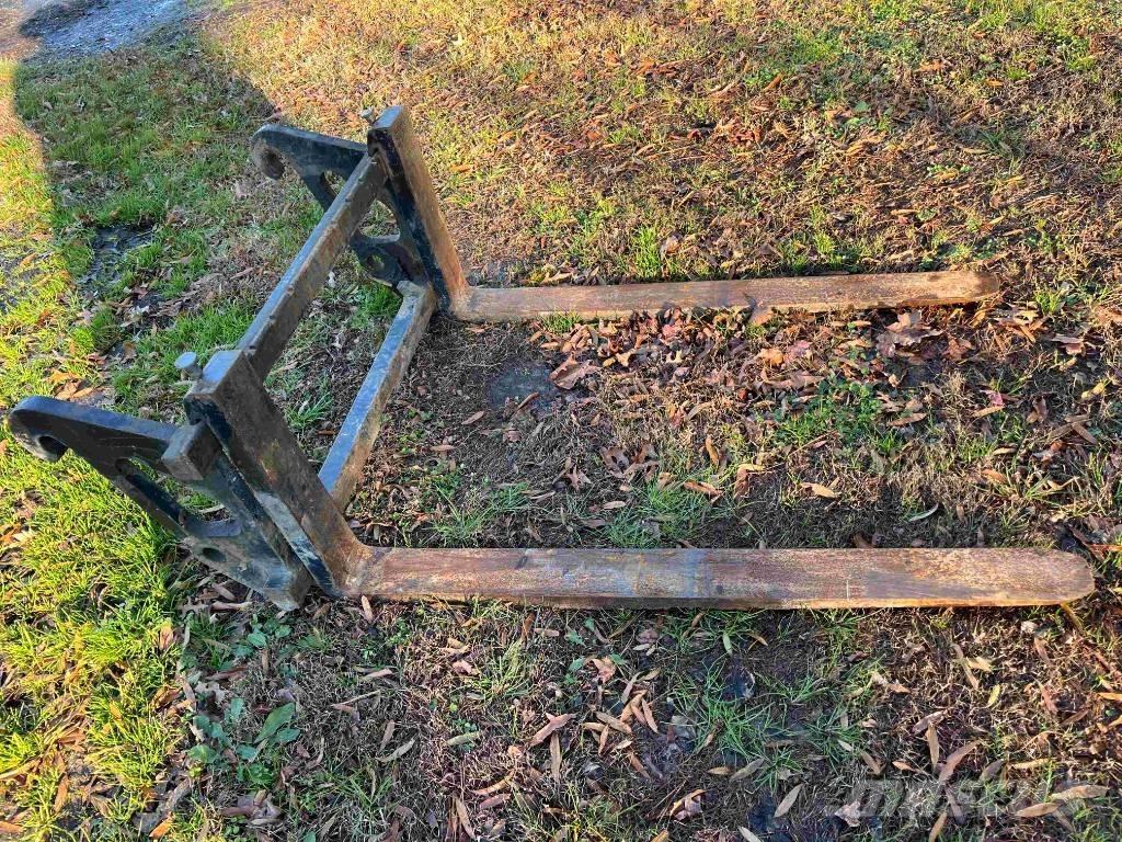 CAT 908M Kolesni nakladalci