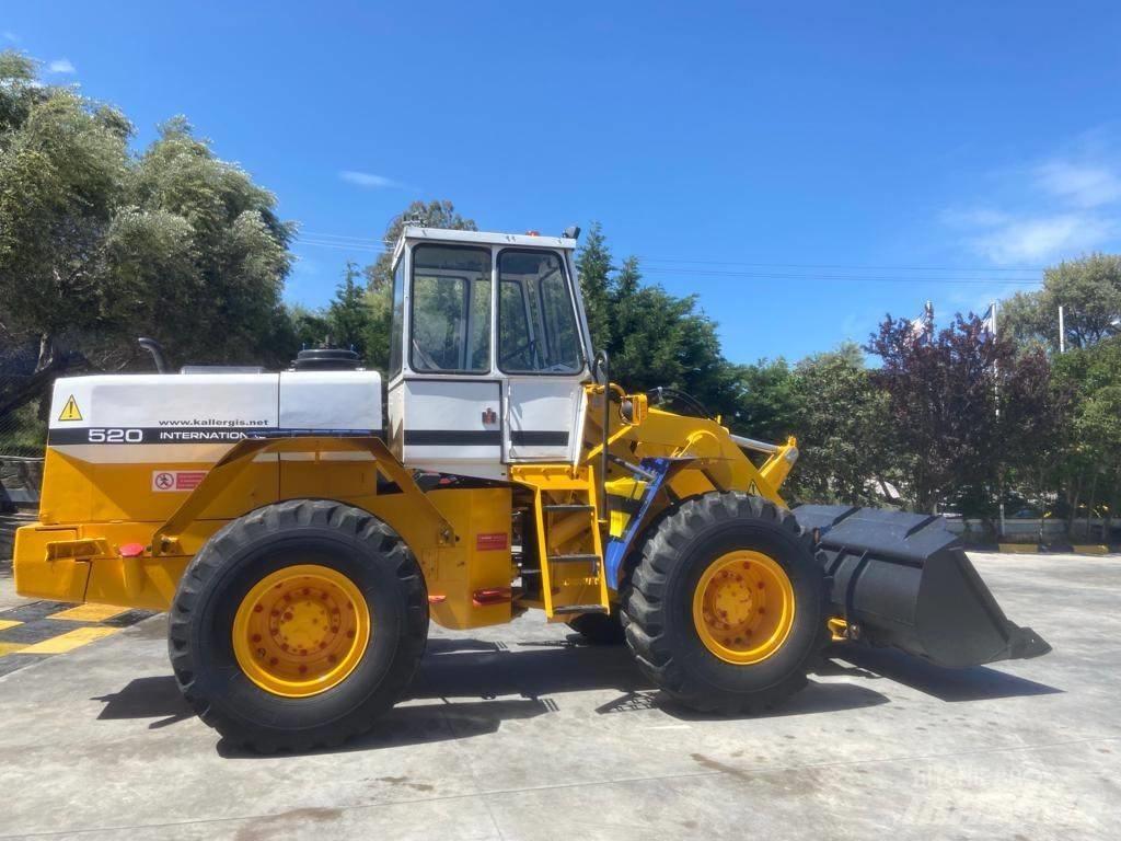 International 520A Kolesni nakladalci