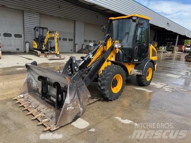 JCB 406 Kolesni nakladalci