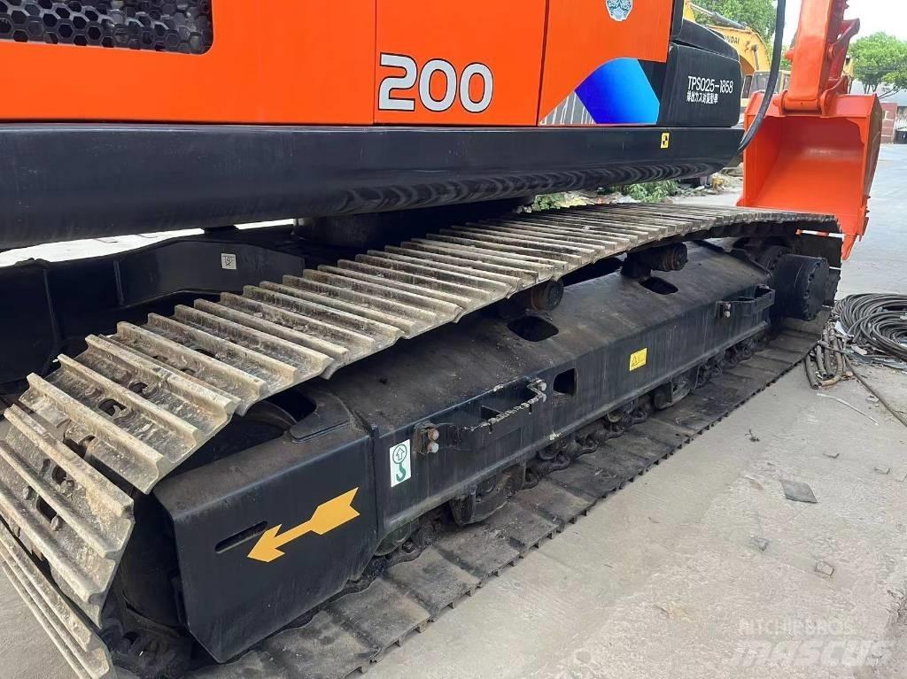 Hitachi ZX 200 Bagri goseničarji