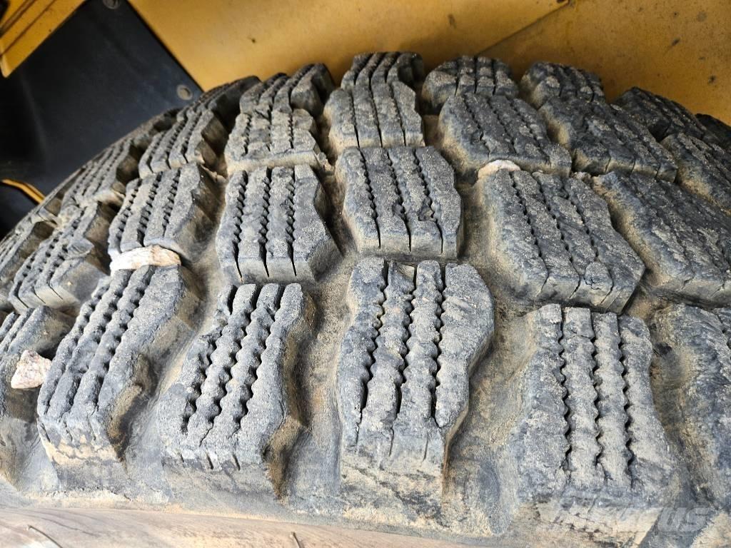 CAT 930 K Kolesni nakladalci