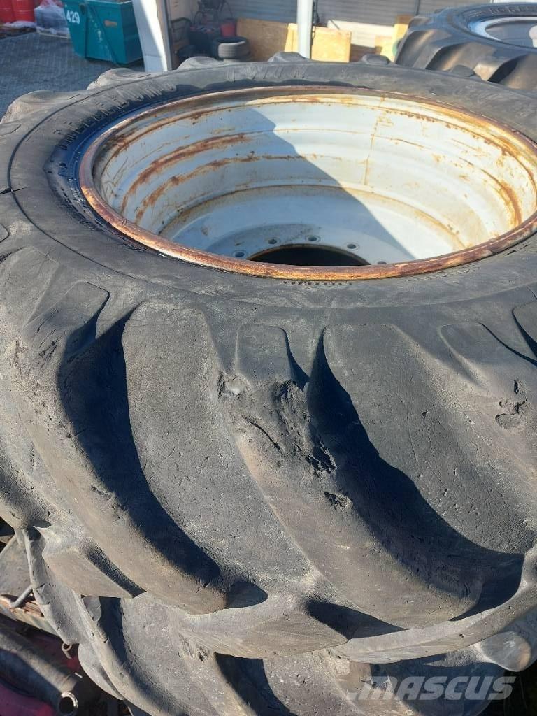 Komatsu 901 Gume, kolesa in platišča