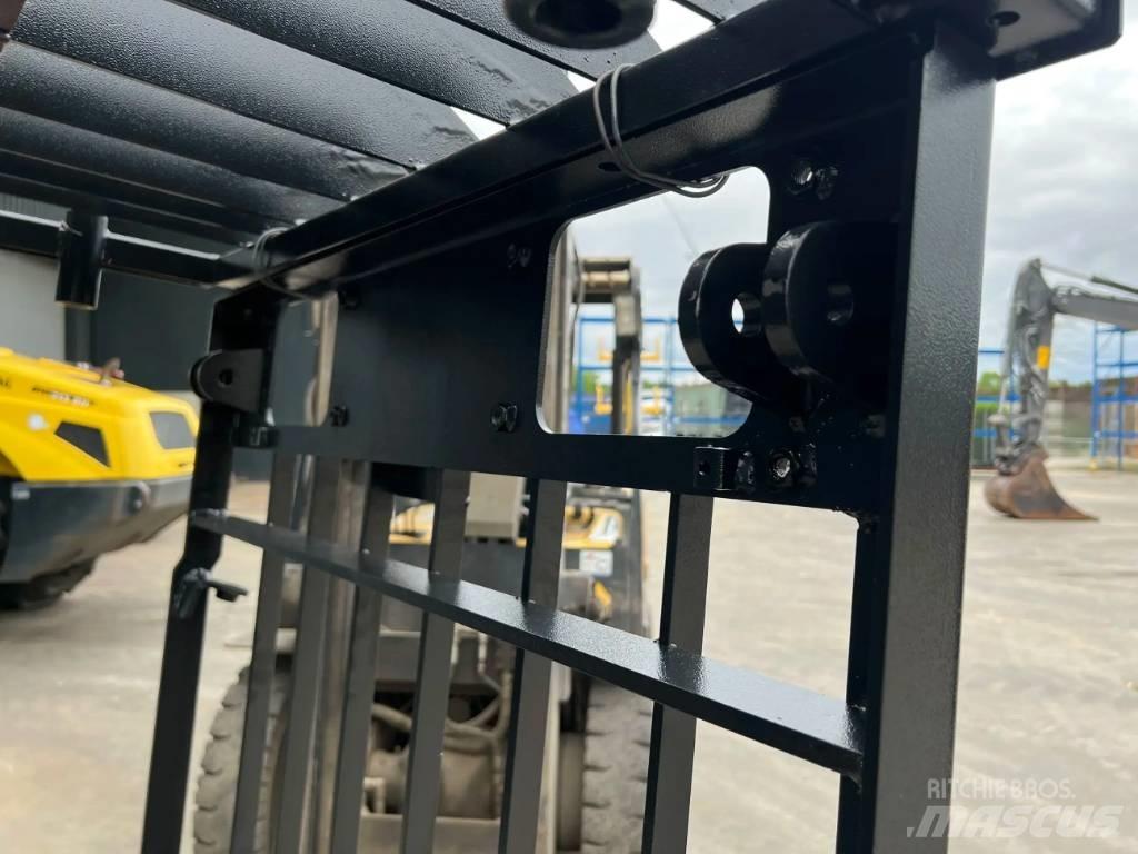 CAT 323D Guard Kabine in notranjost