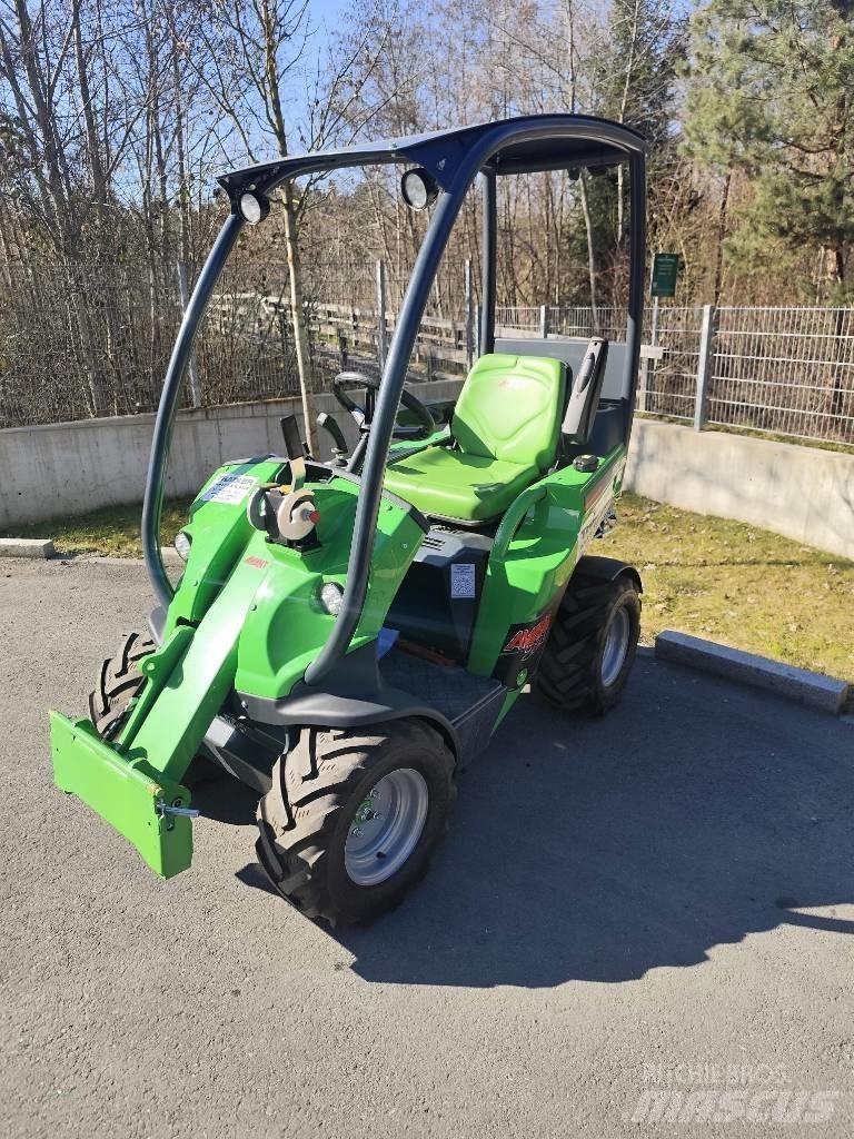 Avant 220 Večnamenski nakladalci