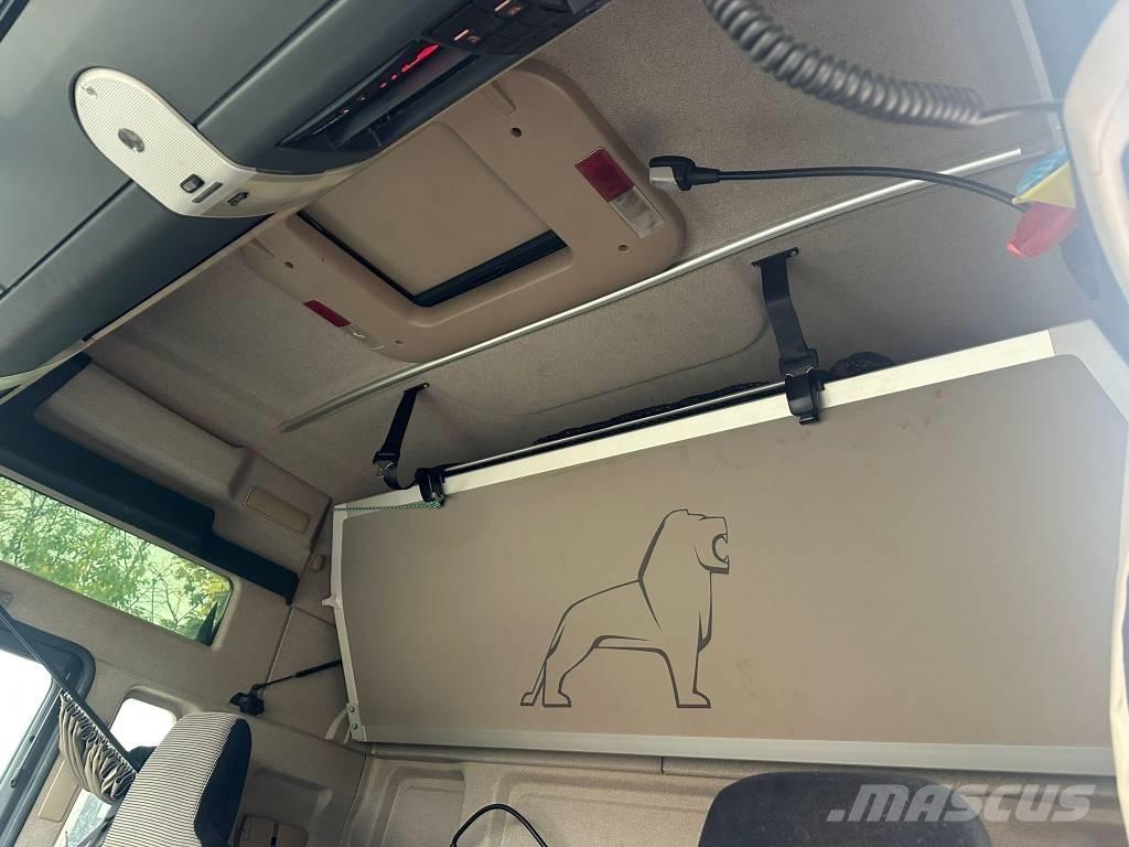 MAN TGX 33.500 Tovornjaki za prevoz gozdnih strojev