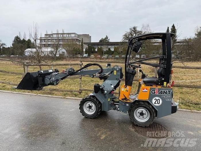 GiANT G1100 Kolesni nakladalci