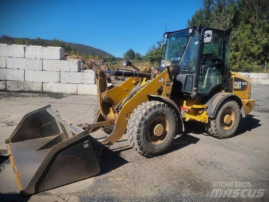 CAT 907 M Kolesni nakladalci