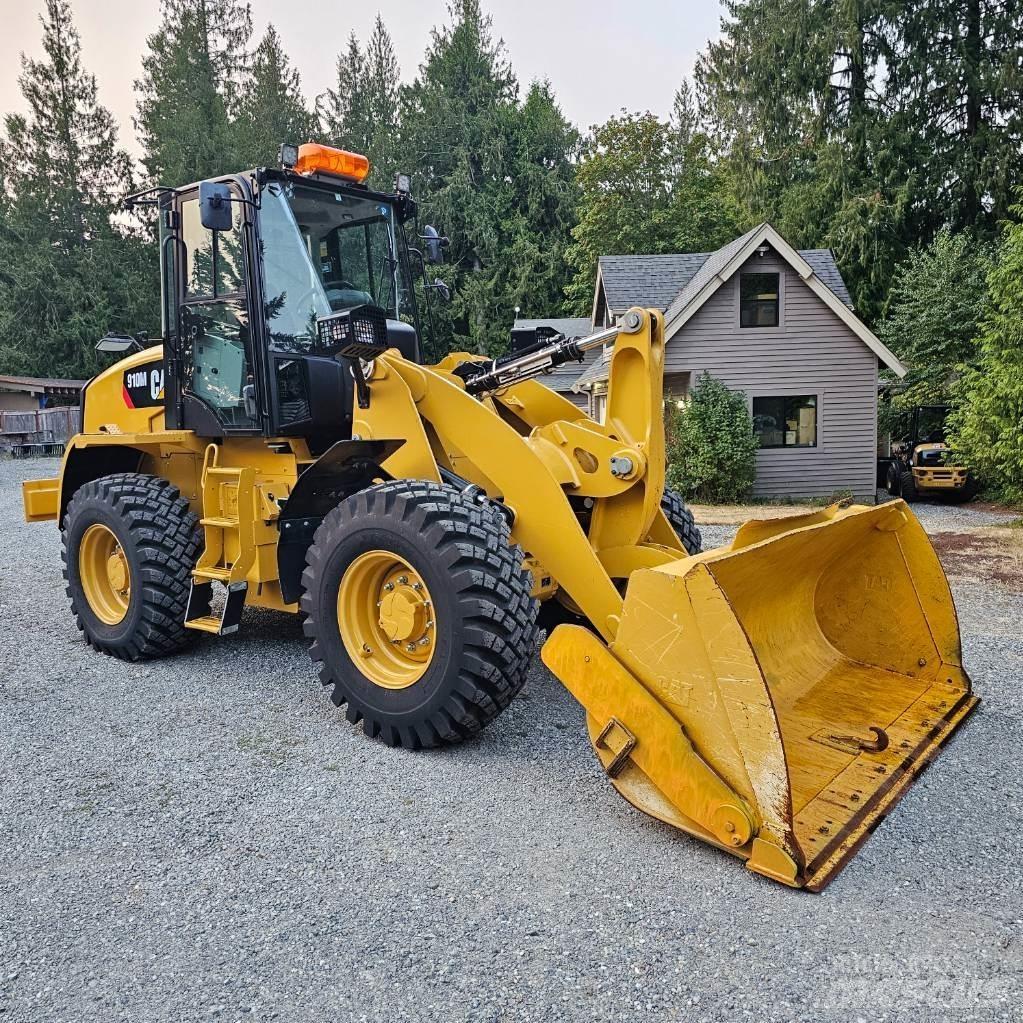 CAT 910M Kolesni nakladalci