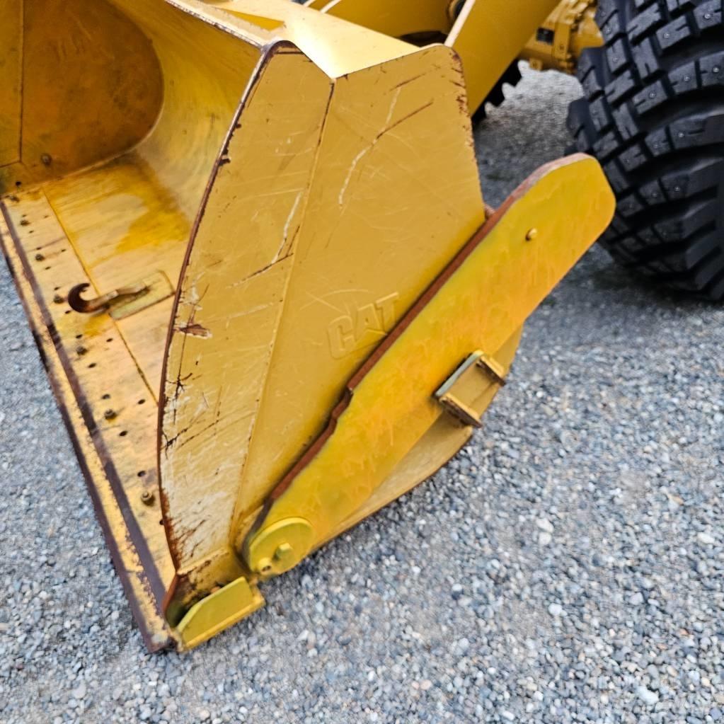 CAT 910M Kolesni nakladalci