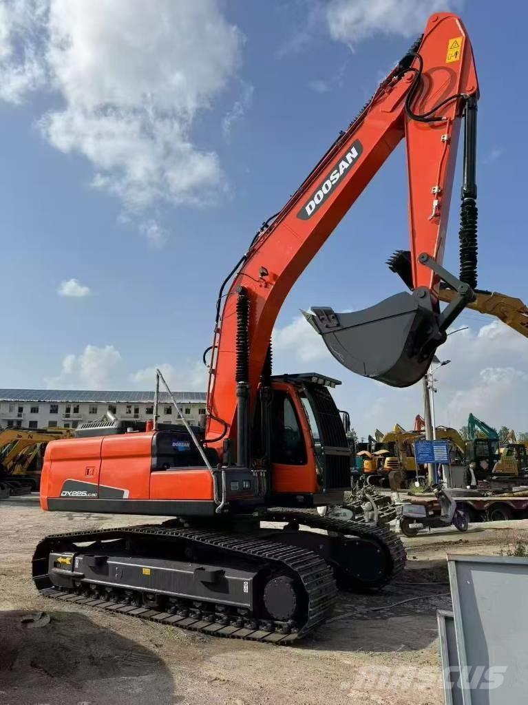 Doosan 225 LCA Bagri goseničarji