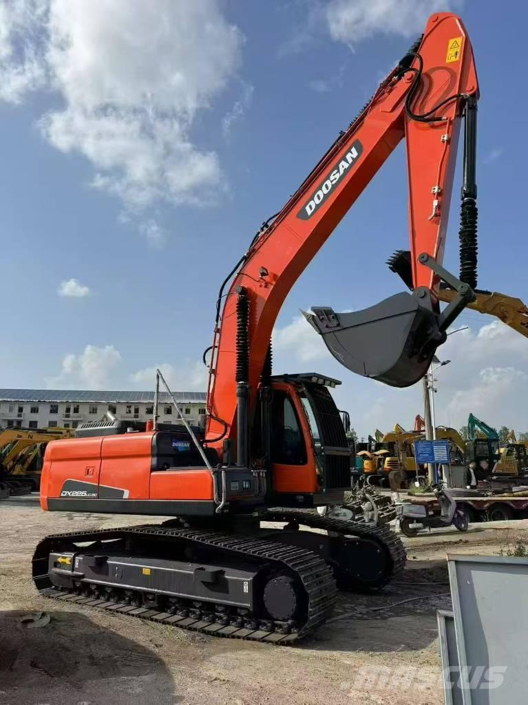 Doosan 225 LCA Bagri goseničarji
