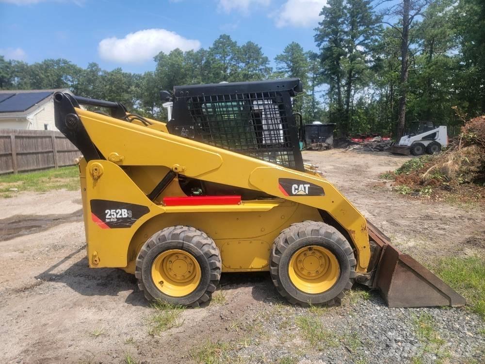 CAT 252 B 3 Skid steer mini nakladalci