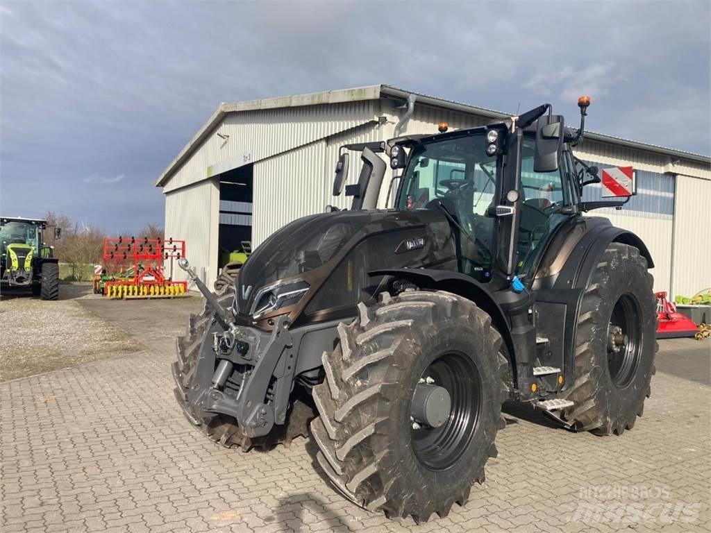 Valtra Q245 Traktorji