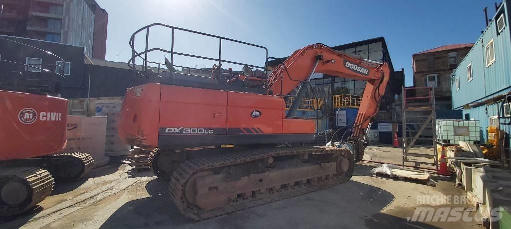 Doosan DX 300 LC Bagri goseničarji