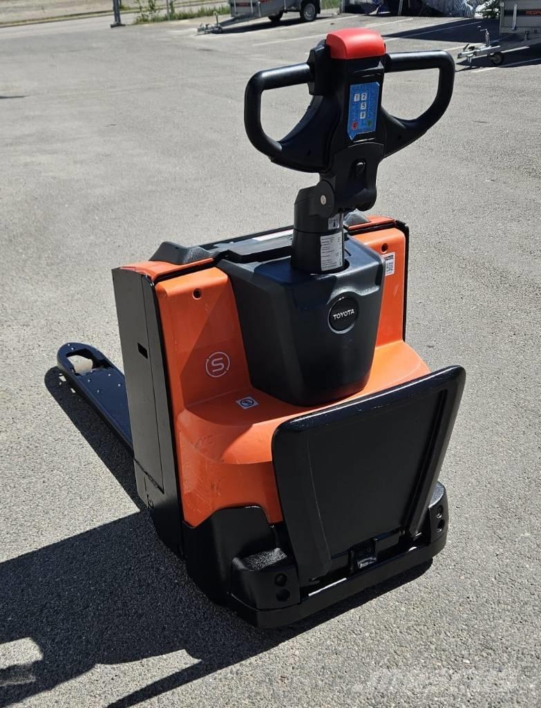Toyota LWE 200 (myyty) Električni nizko dvižni viličar s stojiščem