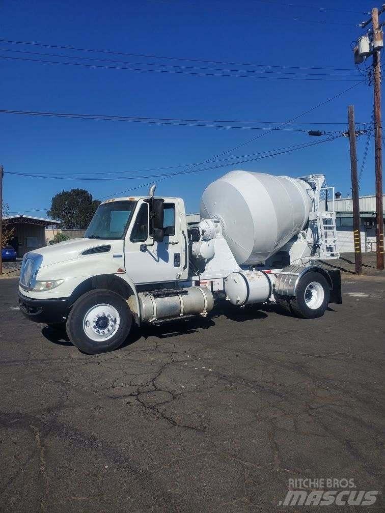 International 4300 Tovornjaki s kesonom/platojem