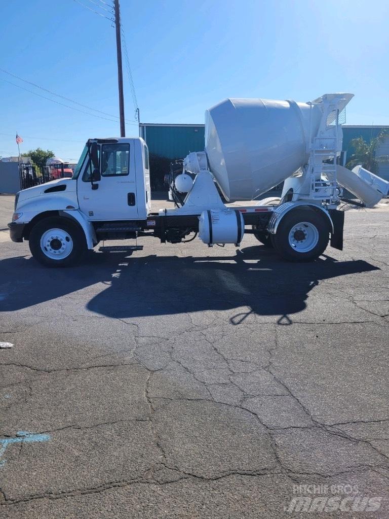 International 4300 Tovornjaki s kesonom/platojem