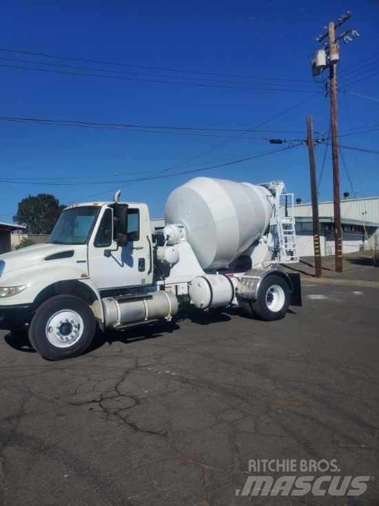 International 4300 Tovornjaki s kesonom/platojem