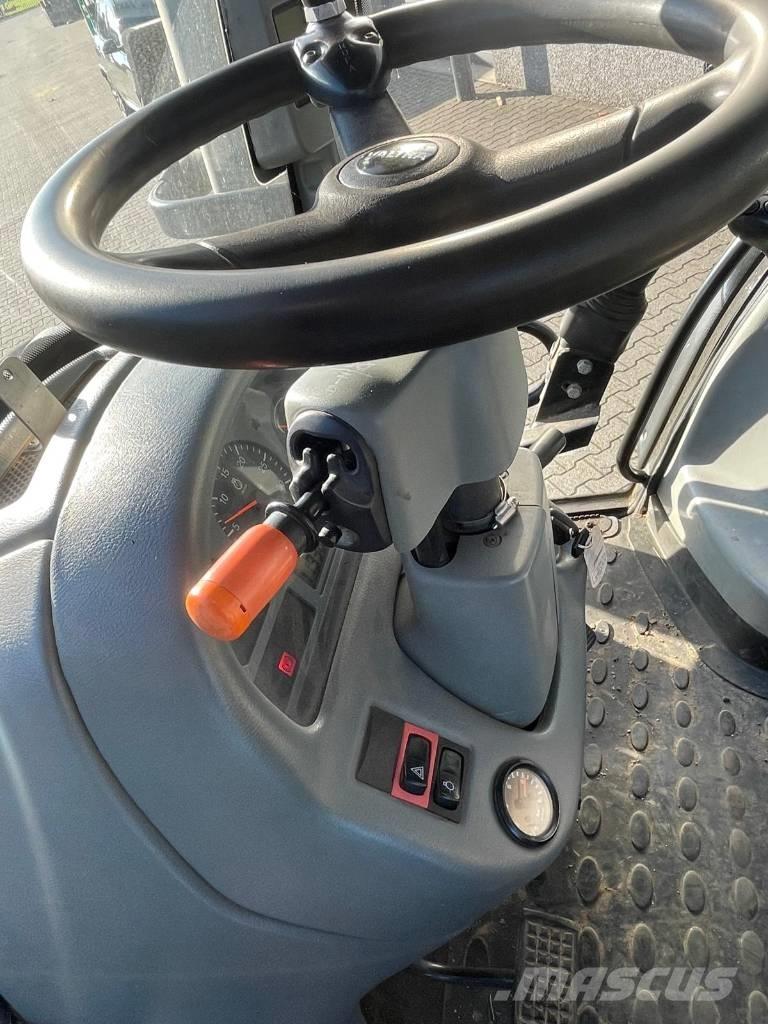 Valtra T151 tractor Traktorji