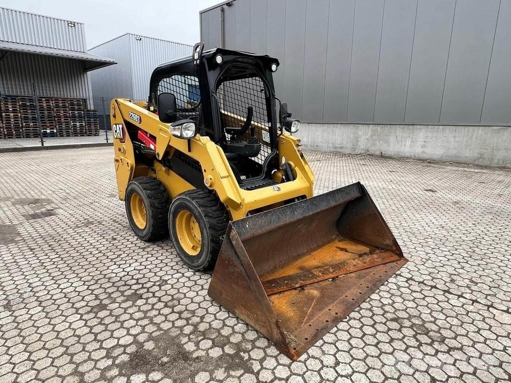 CAT 226D Skid steer mini nakladalci