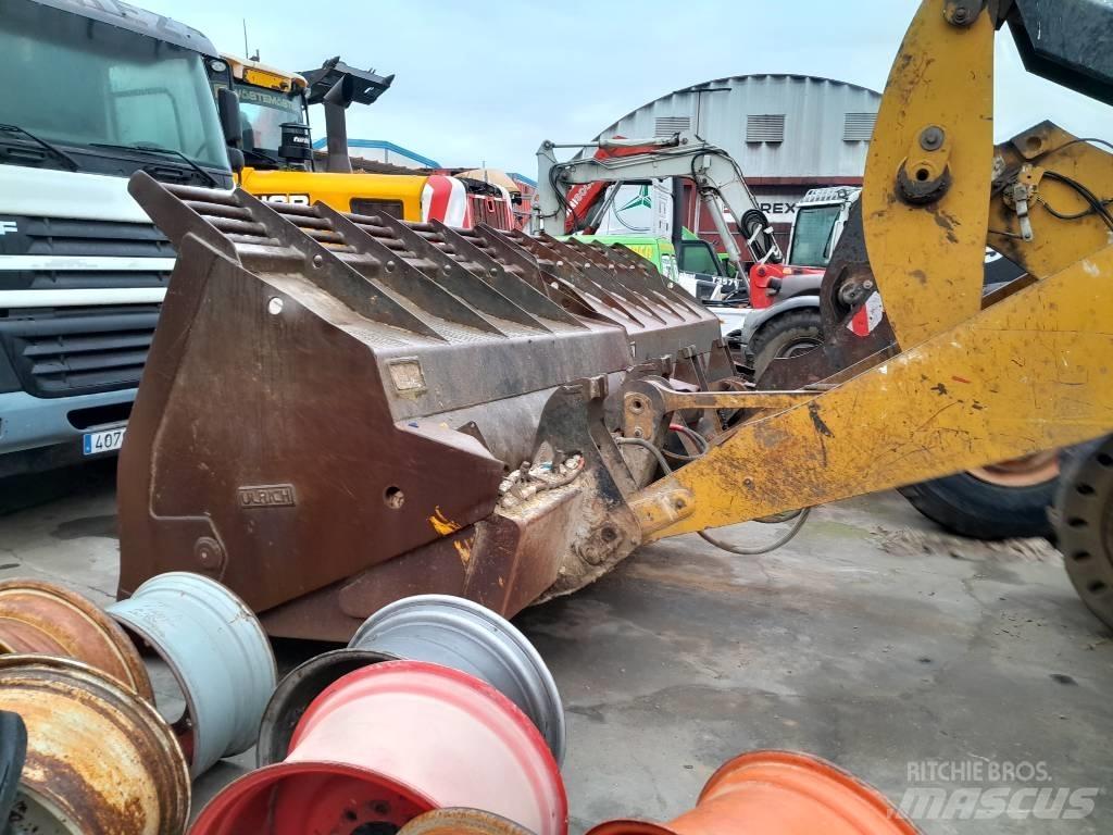 CAT 926 m Kolesni nakladalci