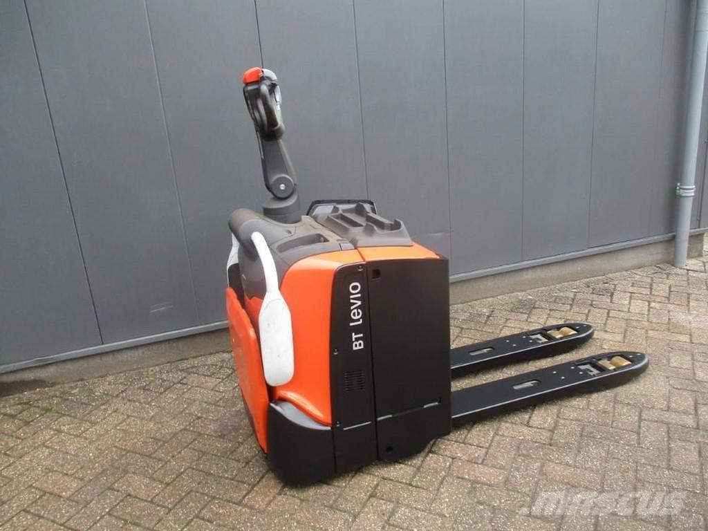 Toyota LPE200 Električni nizko dvižni viličar s stojiščem