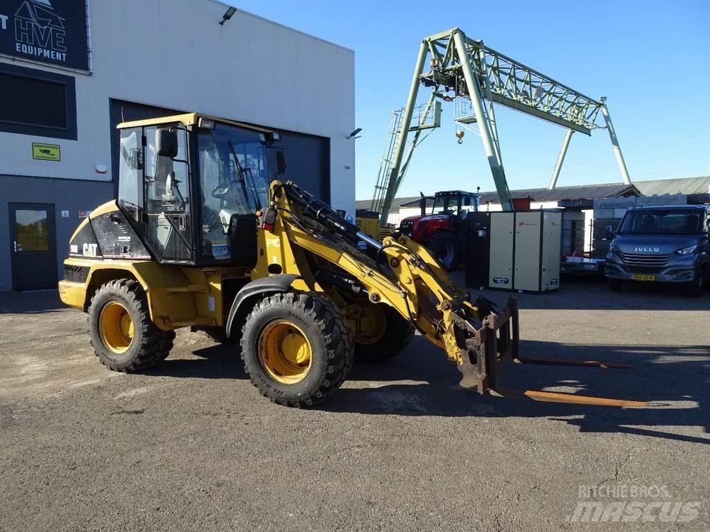 CAT 908 Kolesni nakladalci