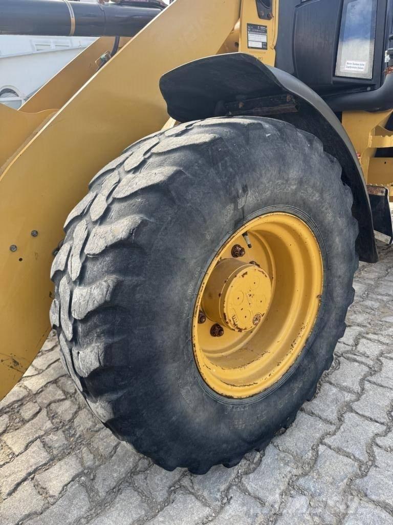 CAT 908M Kolesni nakladalci