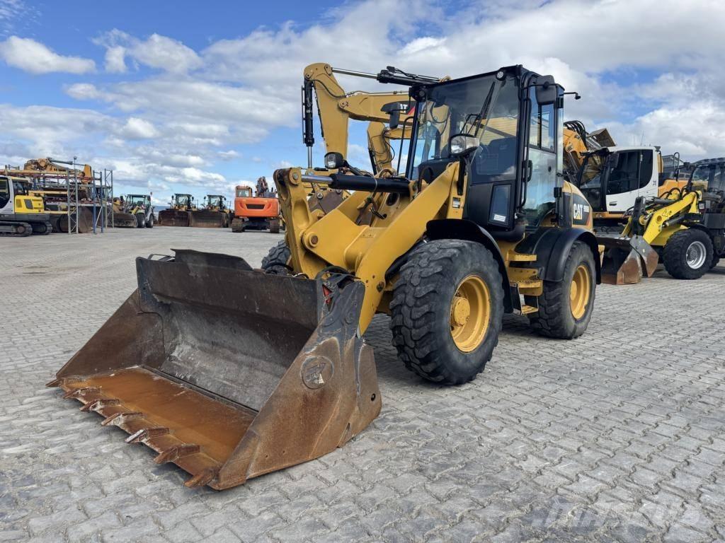 CAT 908M Kolesni nakladalci