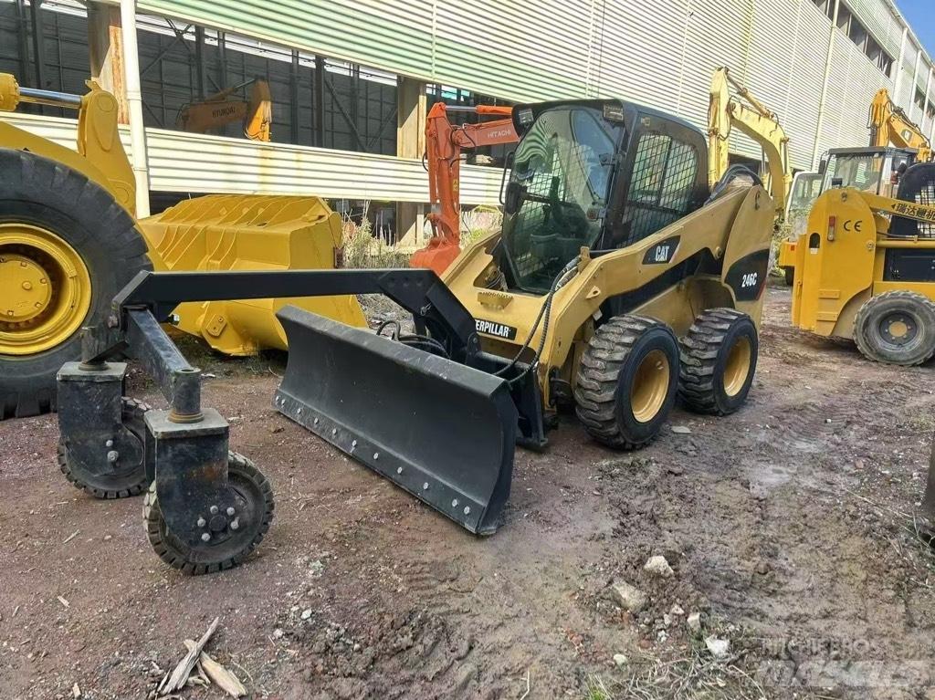 CAT 246 C Skid steer mini nakladalci