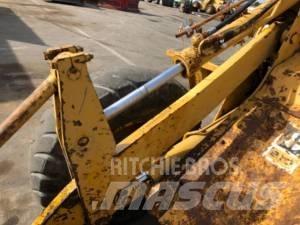CAT 910 Kolesni nakladalci