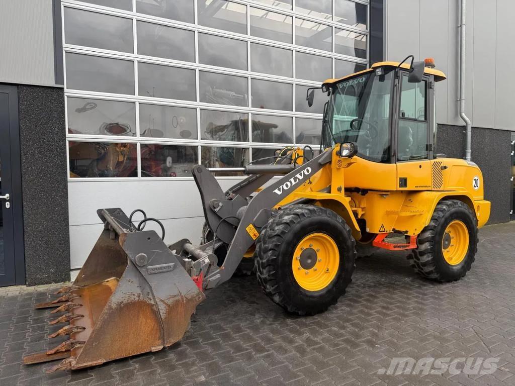 Volvo L30G Kolesni nakladalci