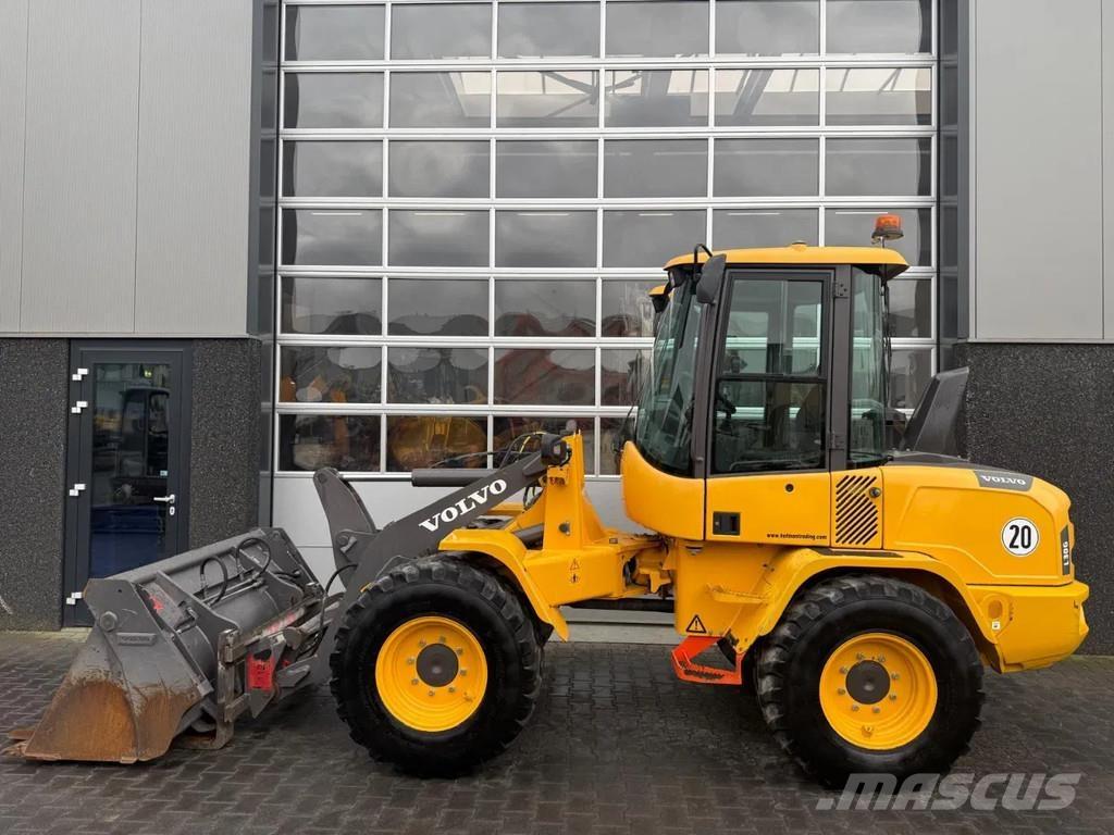 Volvo L30G Kolesni nakladalci