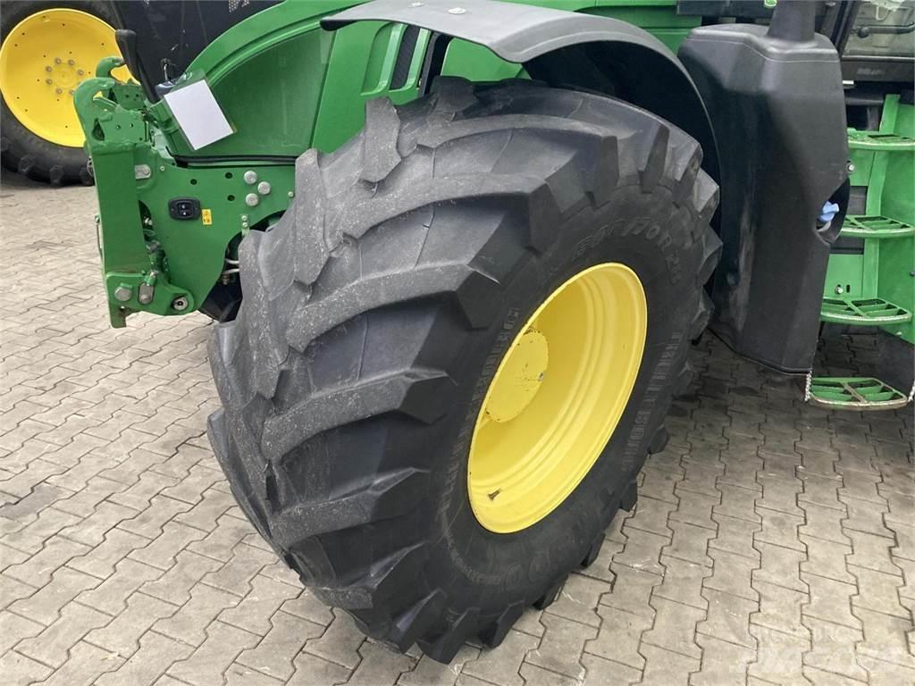John Deere 6215R Traktorji