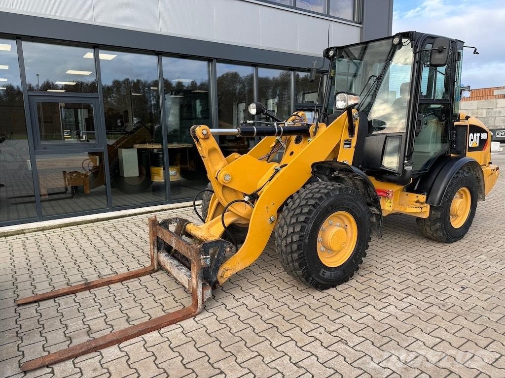CAT 906M Kolesni nakladalci