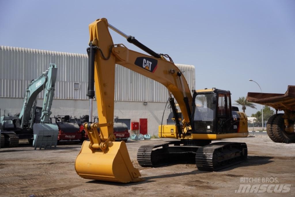 CAT 323D3 Bagri na kolesih