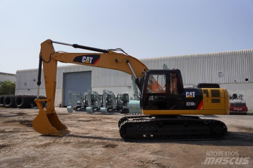 CAT 323D3 Bagri na kolesih