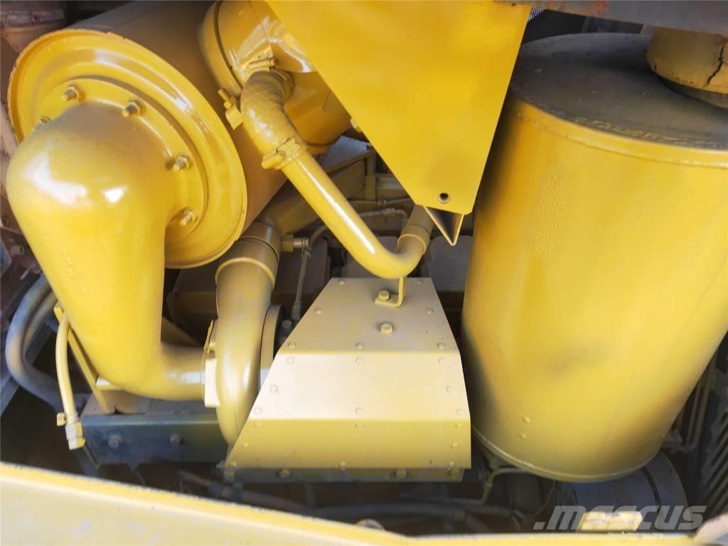 Komatsu D155AX-5 Buldožerji goseničarji