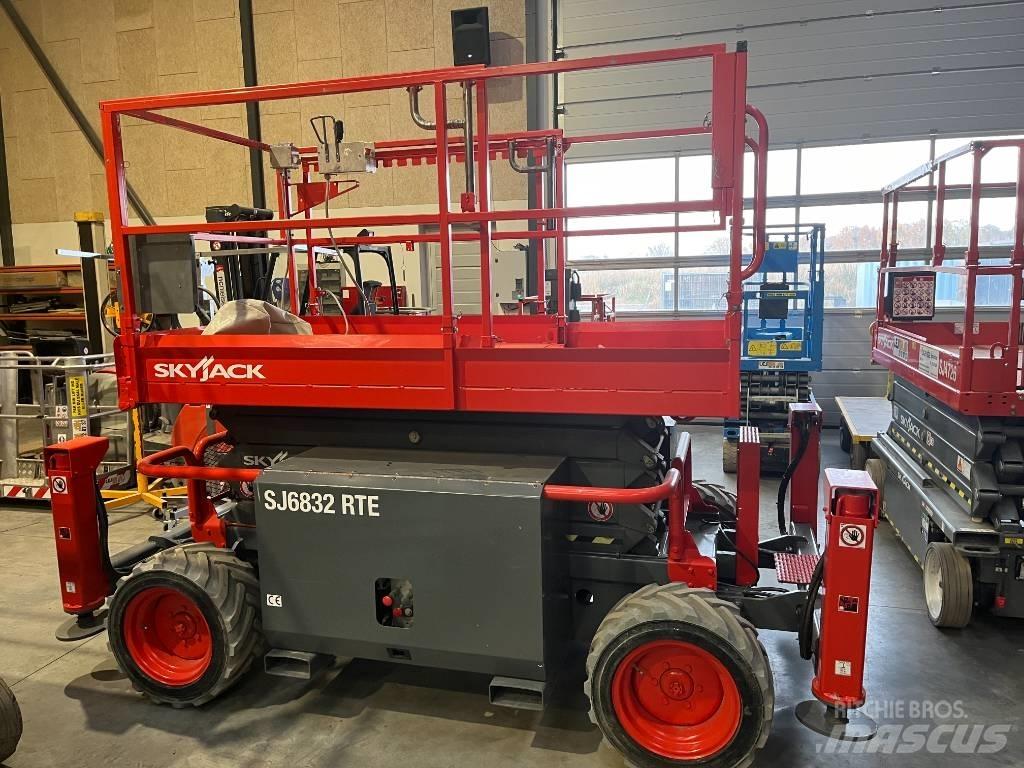 SkyJack SJ 6832 RTE Škarjaste dvižne ploščadi