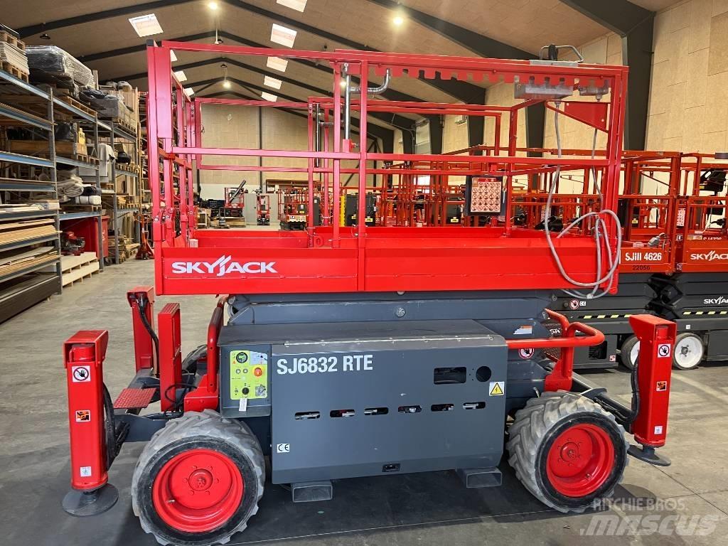 SkyJack SJ 6832 RTE Škarjaste dvižne ploščadi