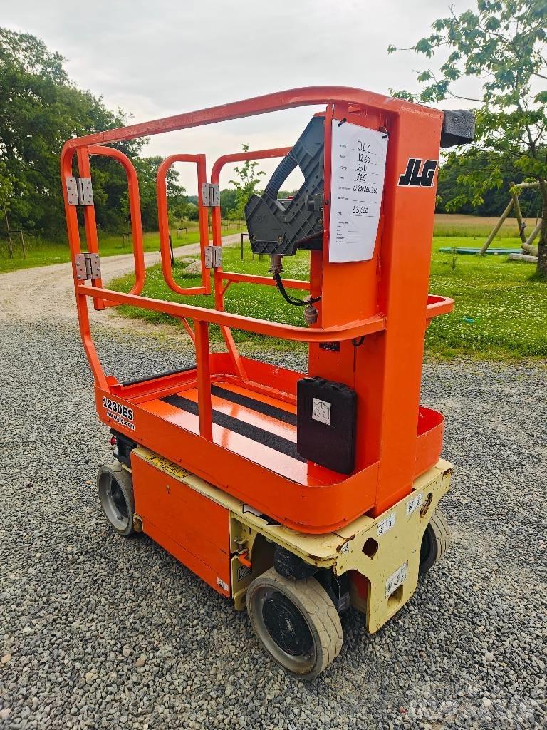 JLG 1230 ES Vertikalna dvigala