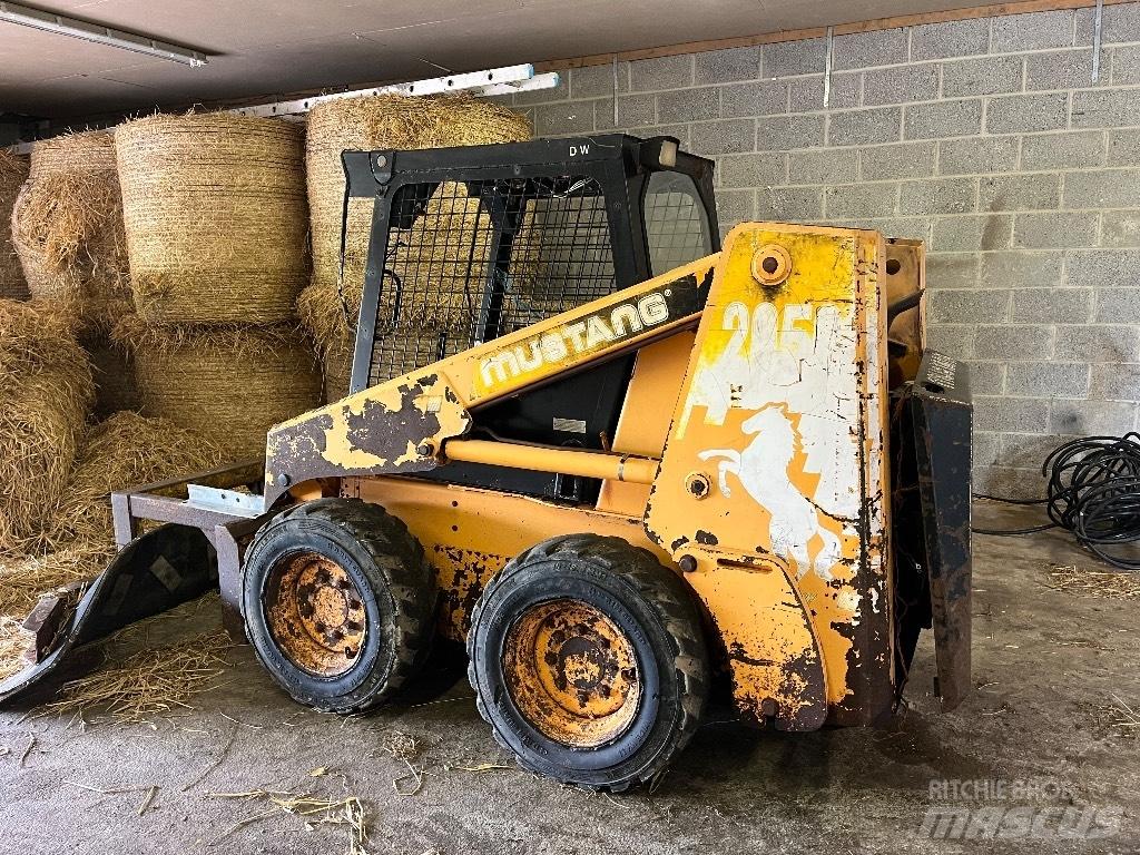 Mustang 2050 Skid steer mini nakladalci