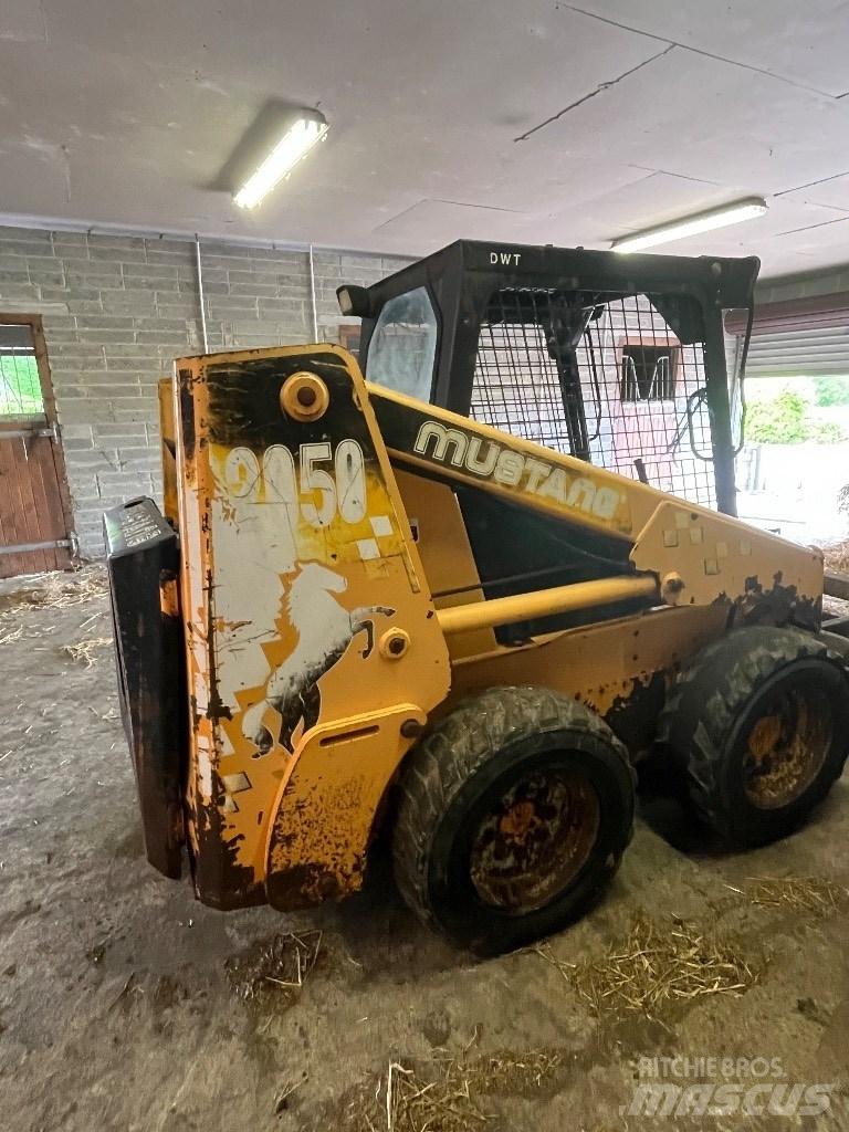 Mustang 2050 Skid steer mini nakladalci