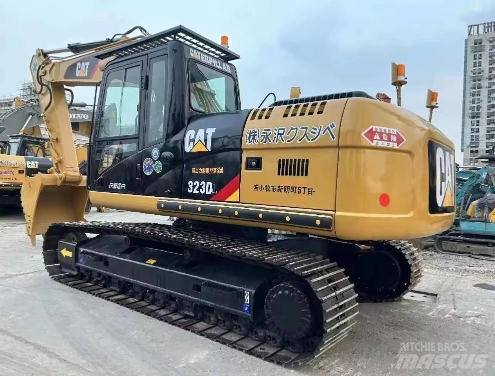 CAT 323 Bagri goseničarji