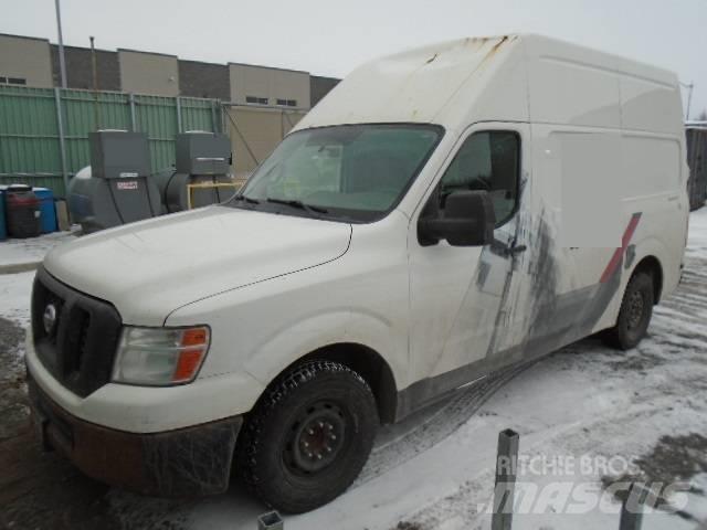 Nissan NV2500HD Tovornjaki zabojniki